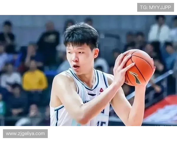 杨瀚森侧翼精准接球三分命中展现稳健射术助力球队攻势